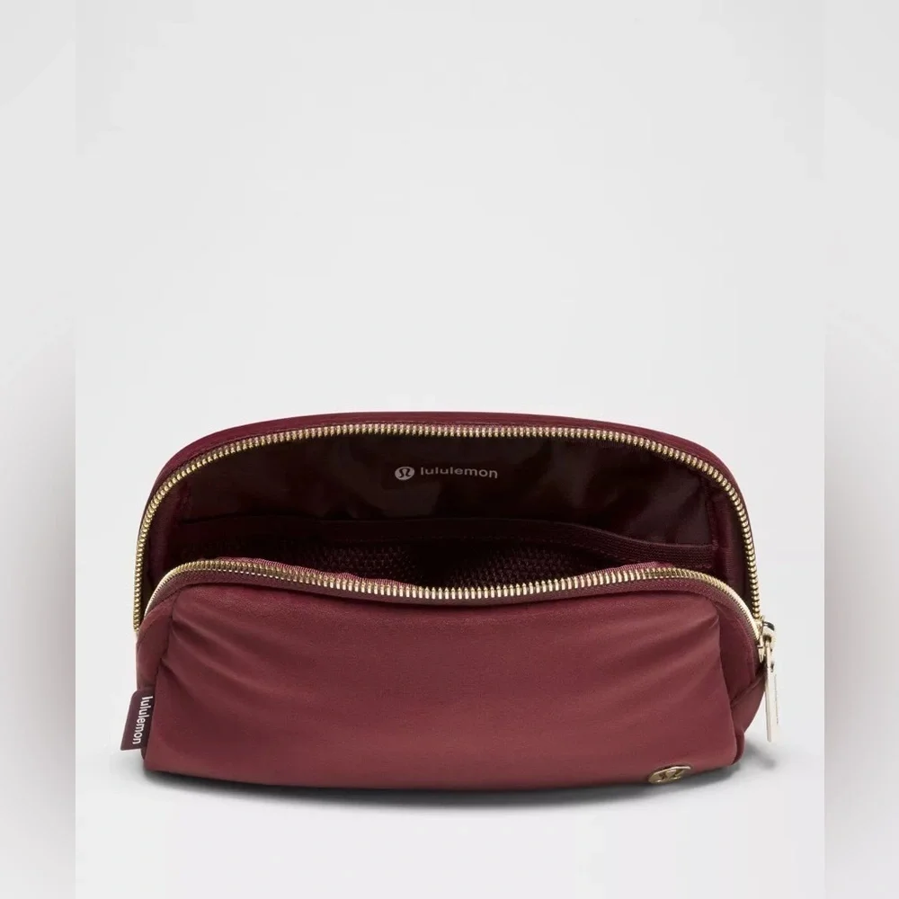 🆕💕 Lululemon Everywhere Belt Bag Velour - Wine Berry Gold